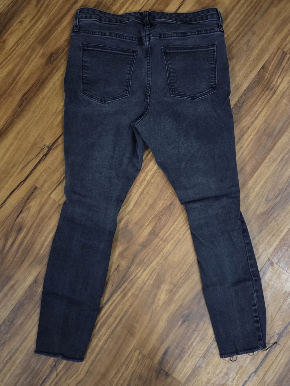 Universal Thread Women’s Black Distressed Skinny Jeans Size 12/31S Ripped Raw He